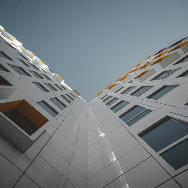 Fachada envidraçada de torre de escritórios