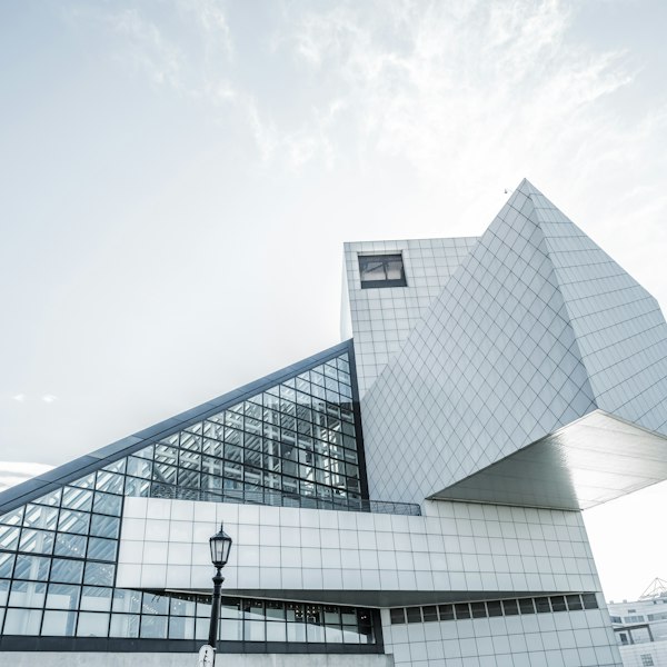 Edifício moderno e angular de um museu