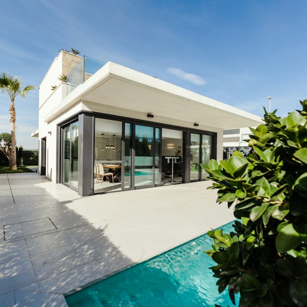 Vivenda moderna com piscina privada