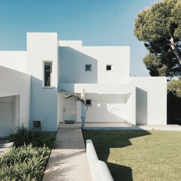 Casa residencial branca e minimalista